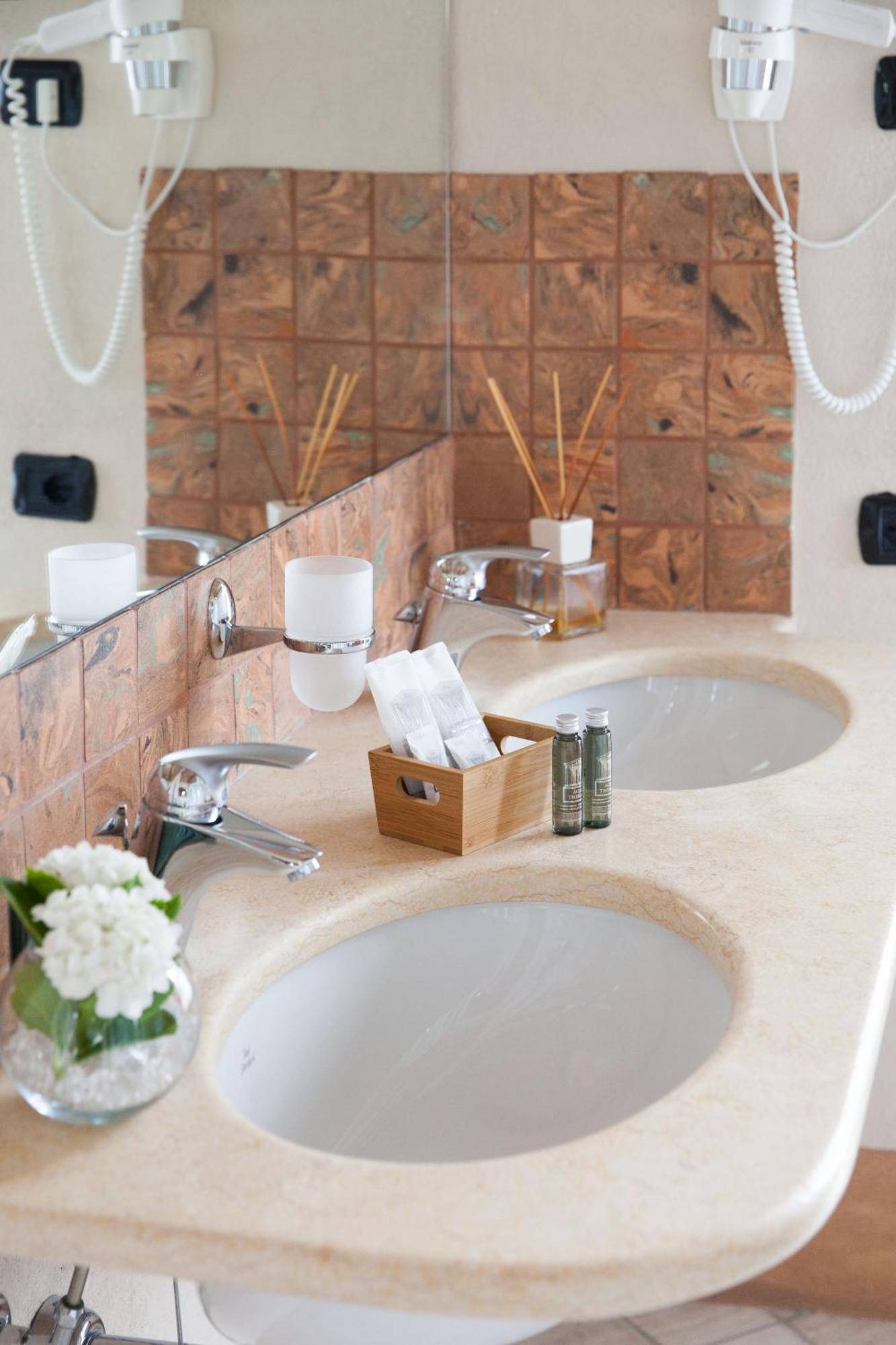 Relais Montemarino Hotel Borgomale Ngoại thất bức ảnh